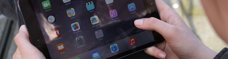 Fünf Smartphones mit der Rademacher Smart-Home-App, davor eine Rademacher Zentraleinheit.